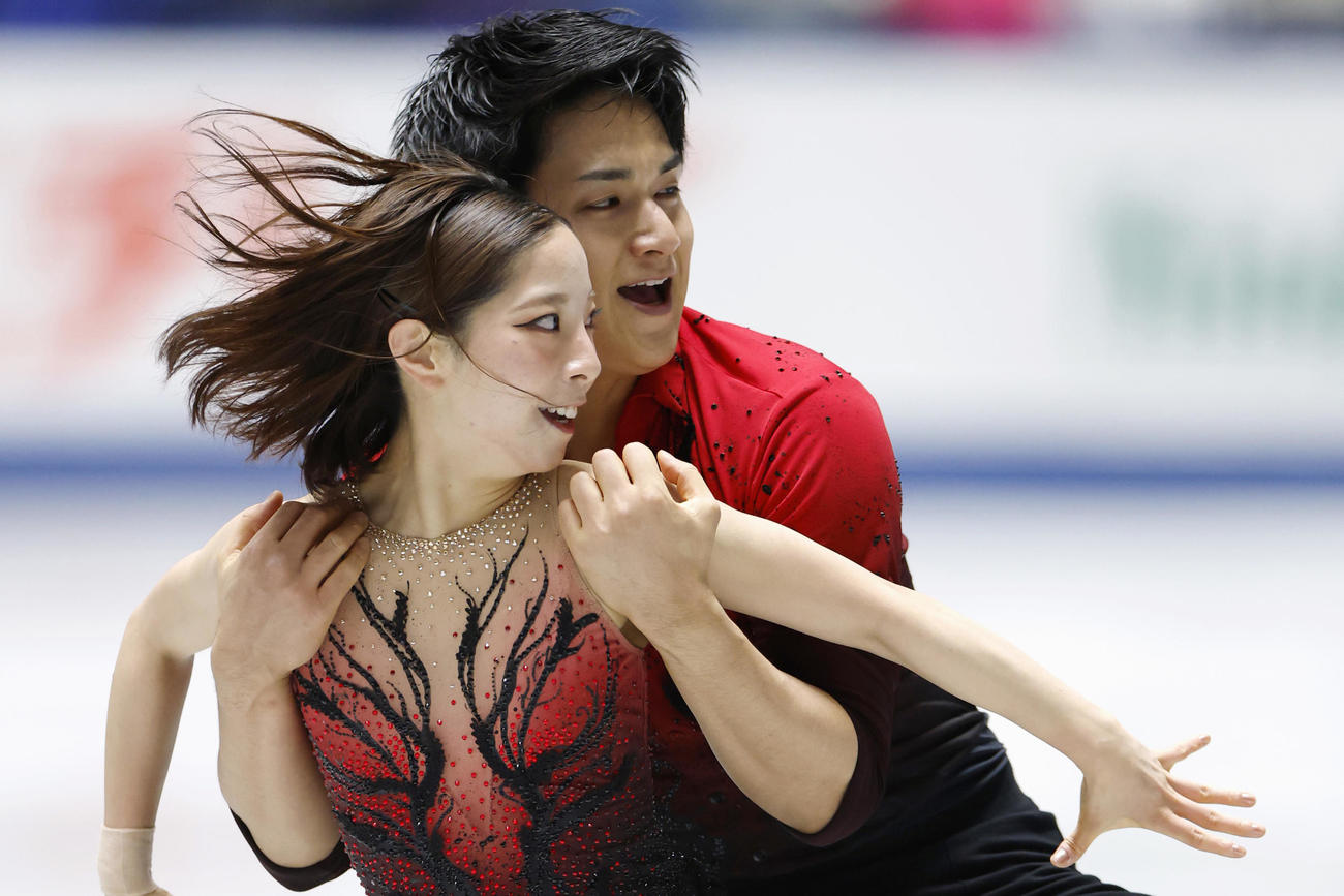 ペア・SP　演技する三浦璃来（手前）、木原龍一組＝国立代々木競技場（共同）