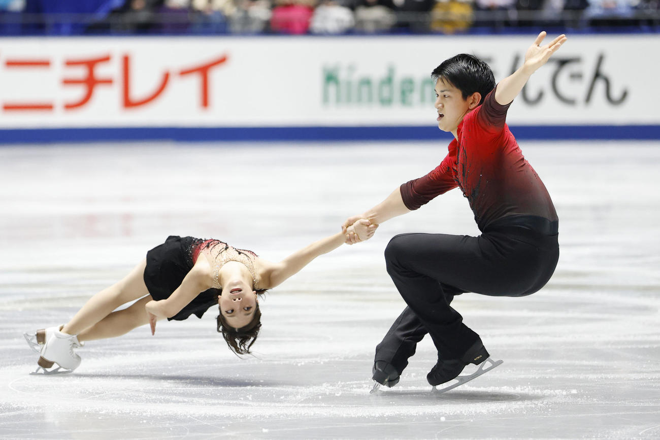 ペア・SP　演技する三浦璃来（左）、木原龍一組＝国立代々木競技場（共同）
