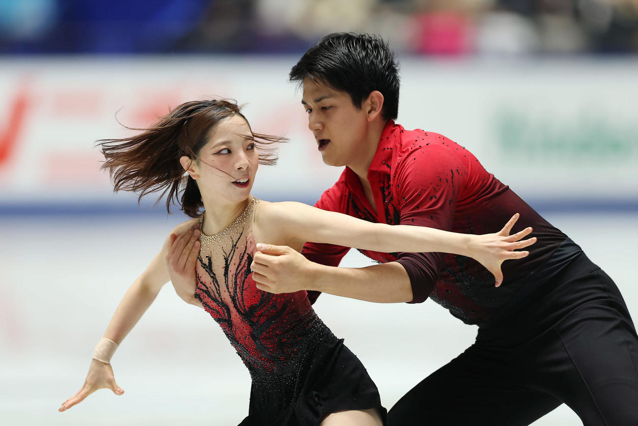 ペアSPで演技する三浦（左）、木原組（撮影・前田充）