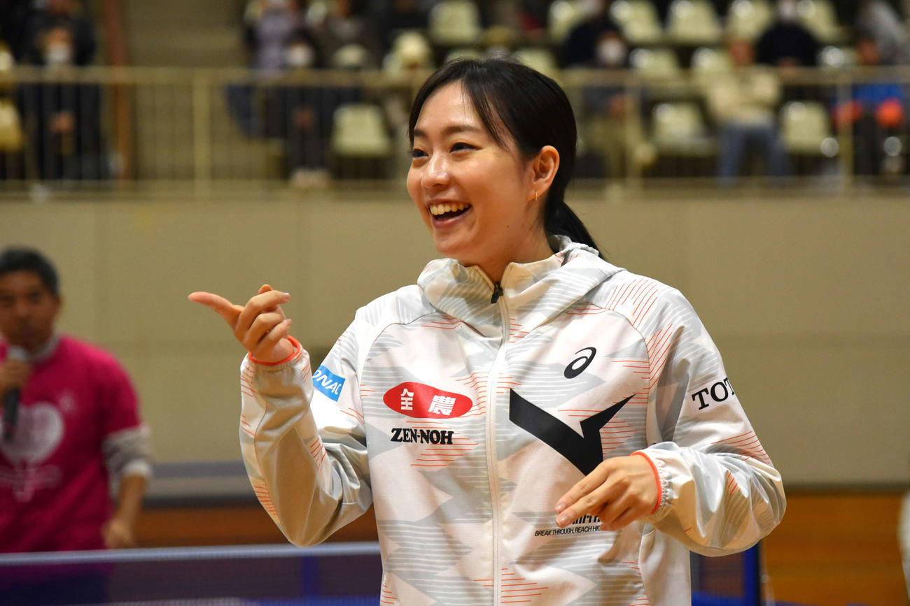 子どもたちに笑顔でアドバイスを送る石川さん