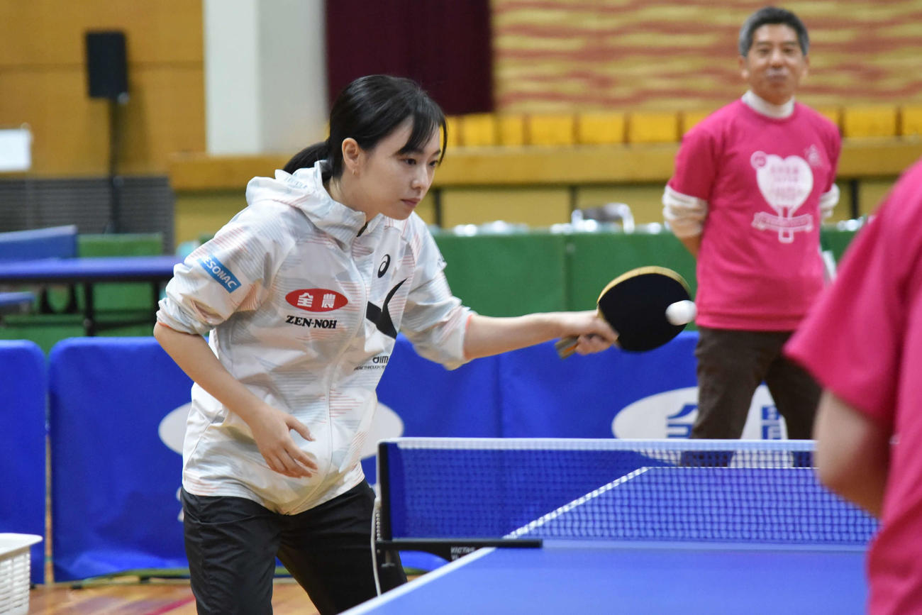 真剣な表情でフォアハンドのデモンストレーションを披露する石川さん