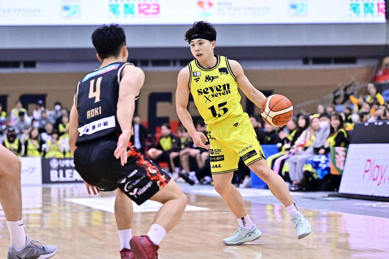 大阪対仙台　ドリブルで攻め込む仙台渡辺（（C）B.LEAGUE）