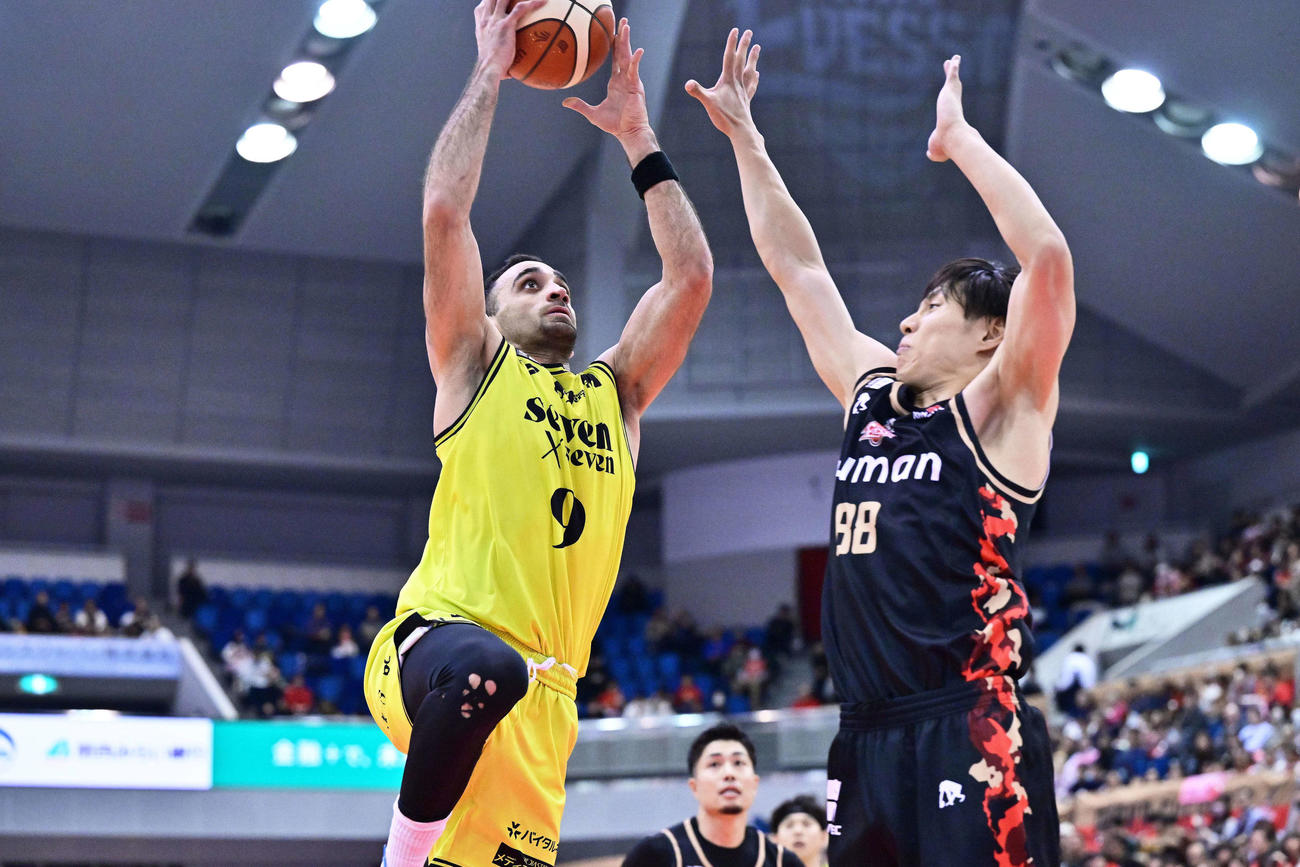 大阪対仙台　ゴール下に攻め込む仙台エルダーウィッチ（（C）B.LEAGUE）