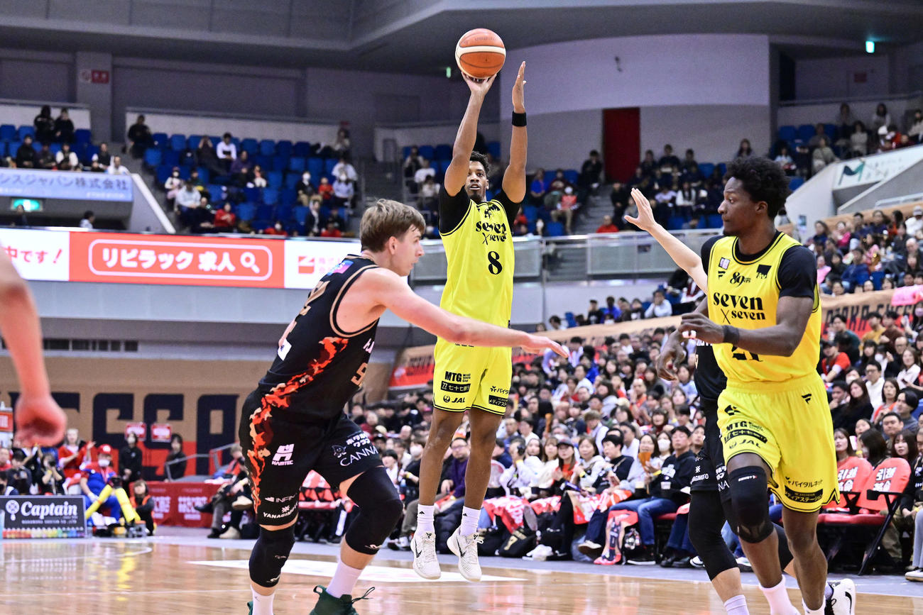 大阪対仙台　3点シュートを放つ仙台カルバー（（C）B.LEAGUE）