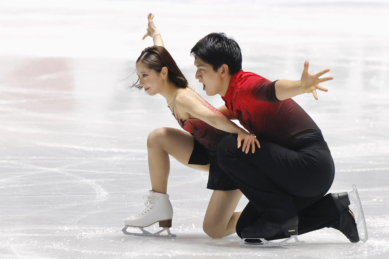 ペア・SP　フィニッシュのポーズを決める三浦璃来（左）、木原龍一組＝国立代々木競技場（共同）