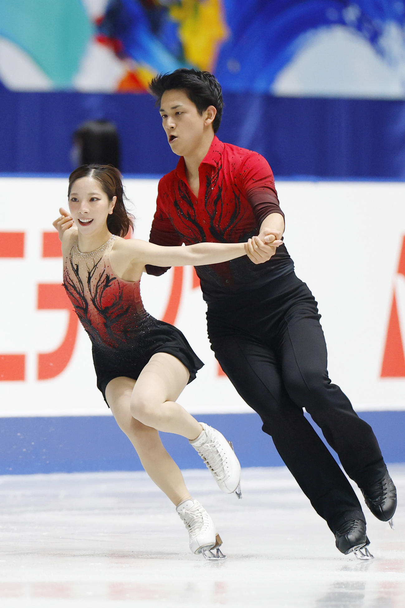 ペア・SP　演技する三浦璃来（左）、木原龍一組＝国立代々木競技場（共同）