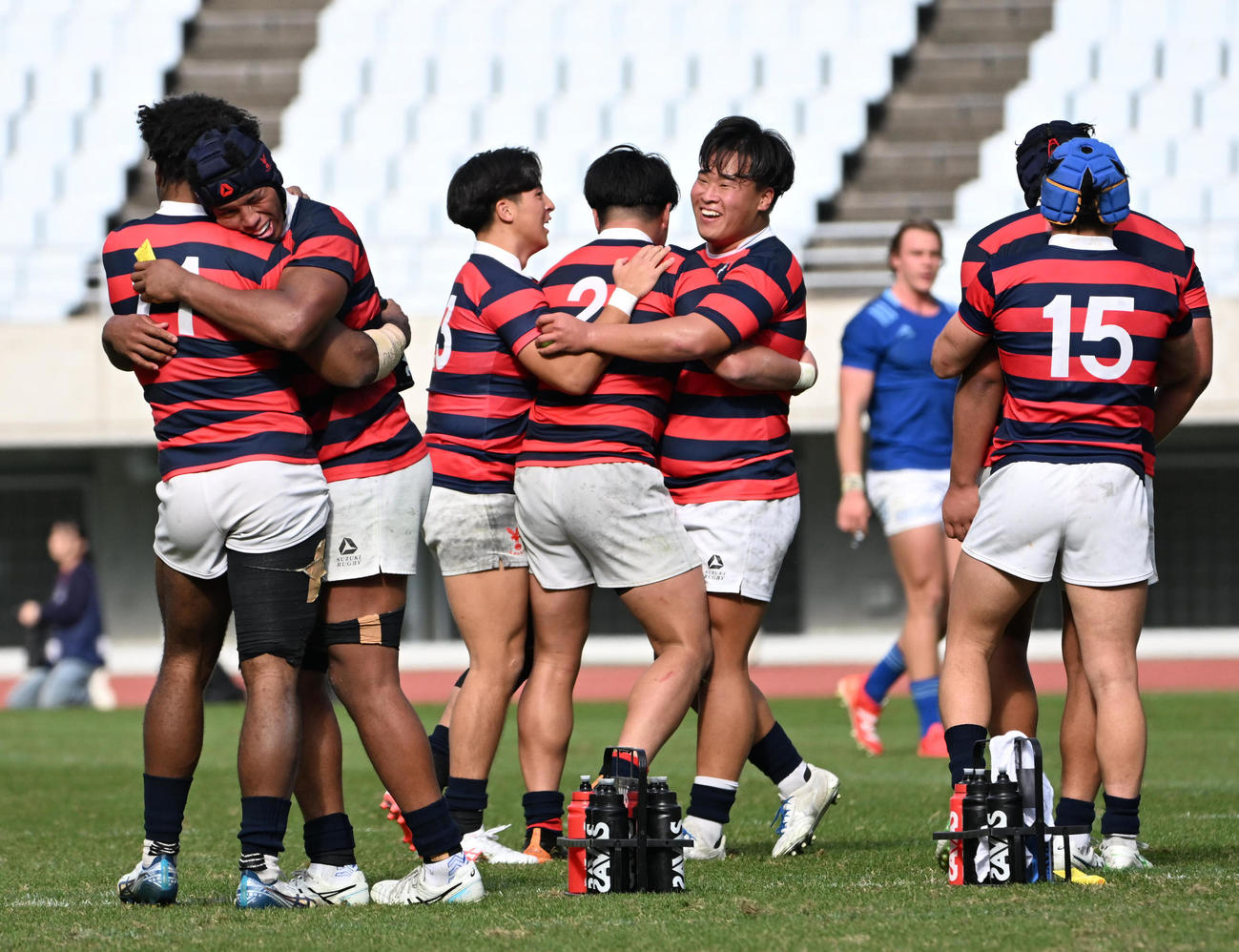 京産大対東海大　東海大に勝利し喜ぶ京産大フィフティーン（撮影・石井愛子）