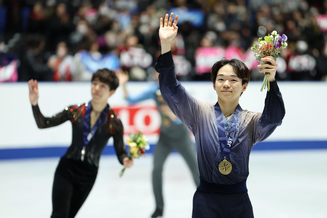 優勝しファンに笑顔で手を振る鍵山。後方は2位の佐藤と3位の三浦（撮影・前田充）