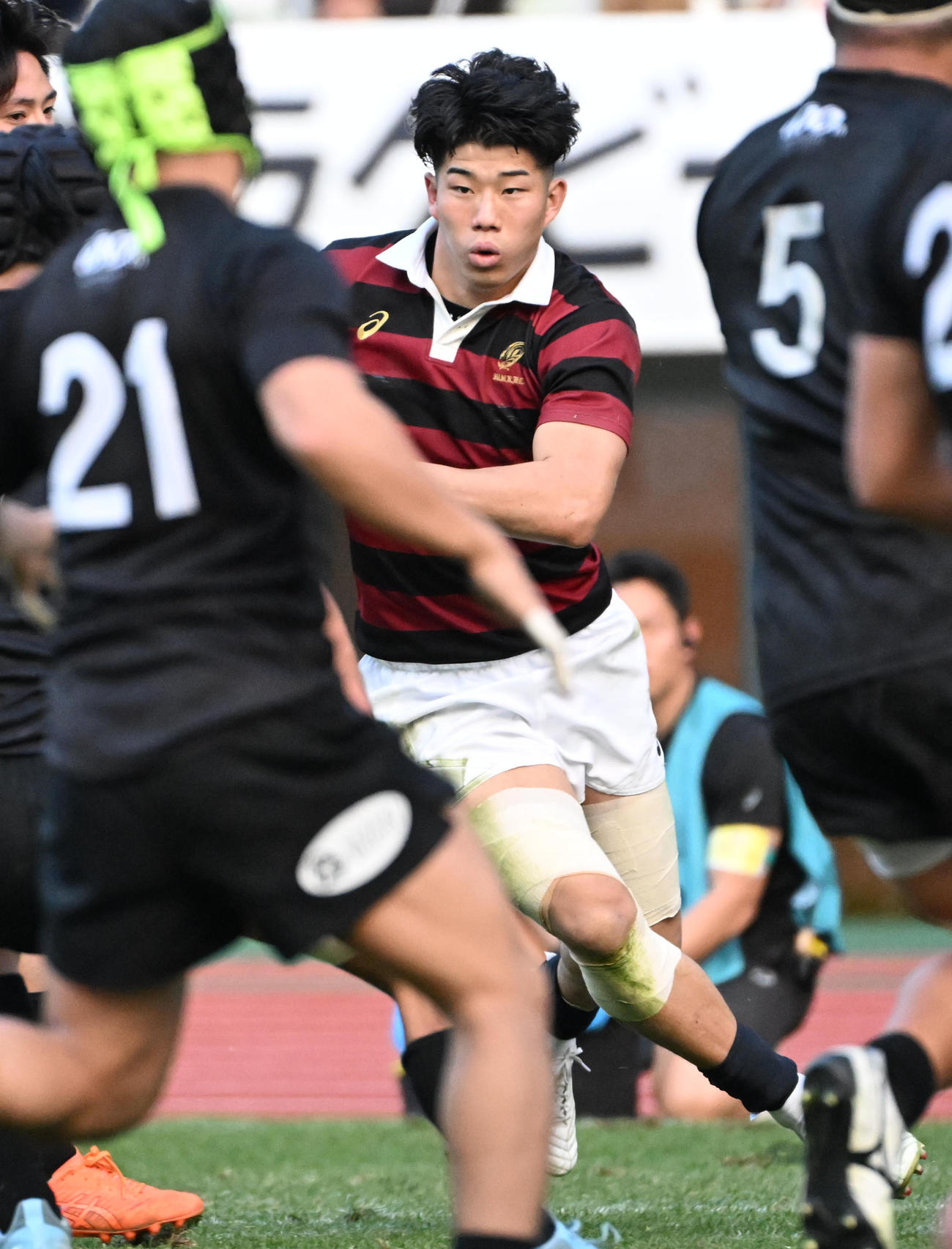天理大対早大　突進する早大の矢崎由高（撮影・石井愛子）