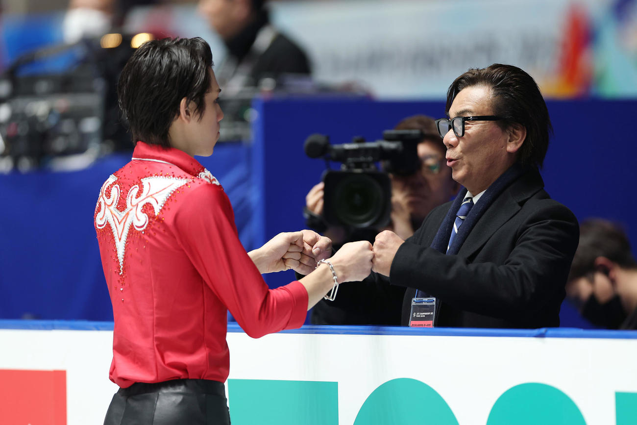 大島（左）をグータッチで送り出す父淳コーチ（撮影・前田充）