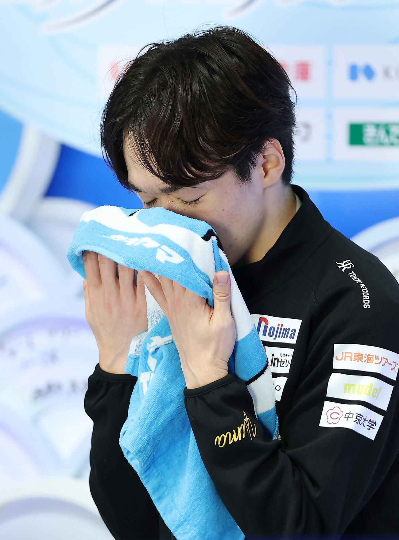 得点を確認し、優勝を決め涙する鍵山（撮影・前田充）