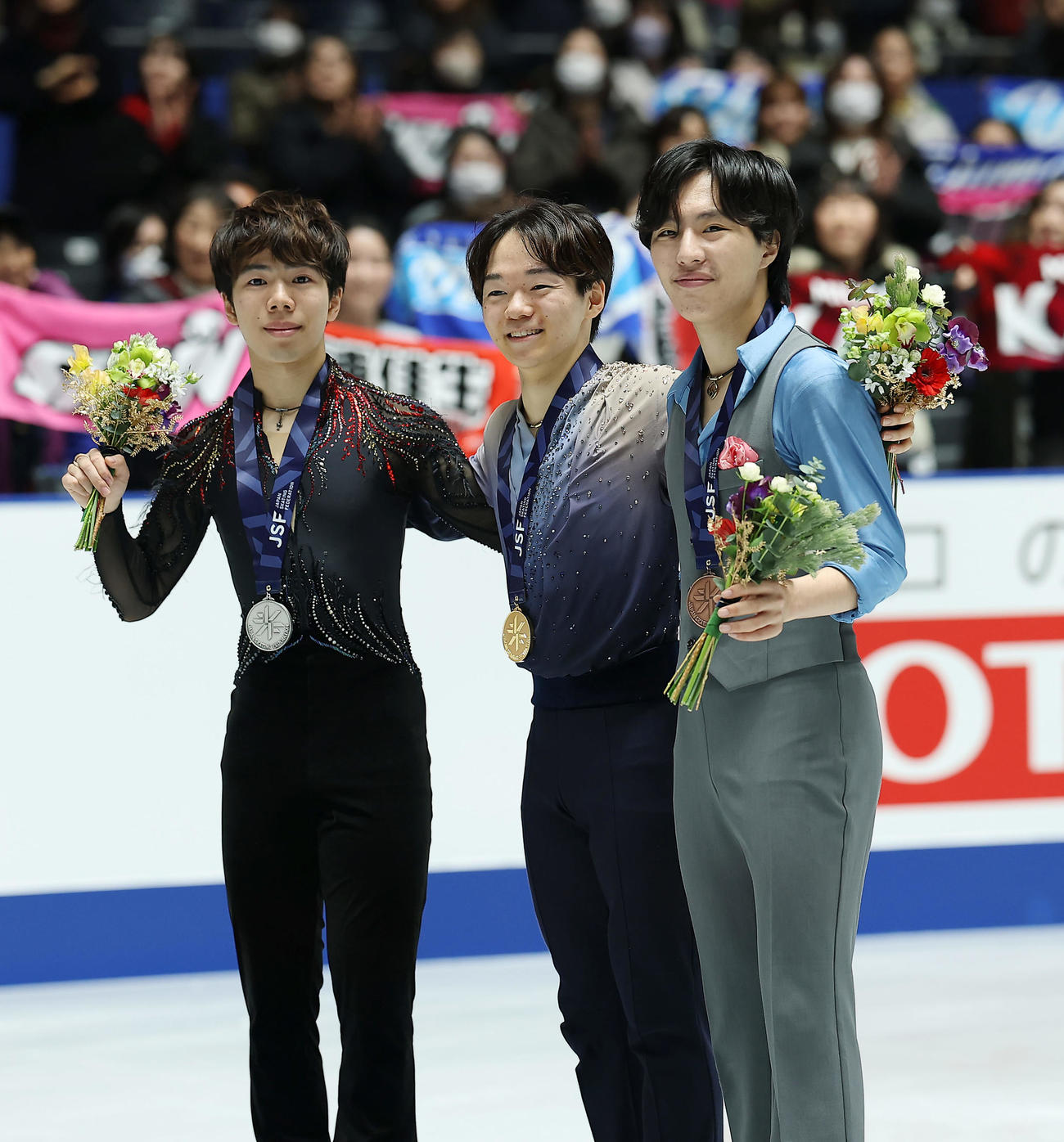 表彰式で笑顔で写真に納まる優勝の鍵山（中央）。左は2位の佐藤、右は3位の三浦（撮影・前田充）