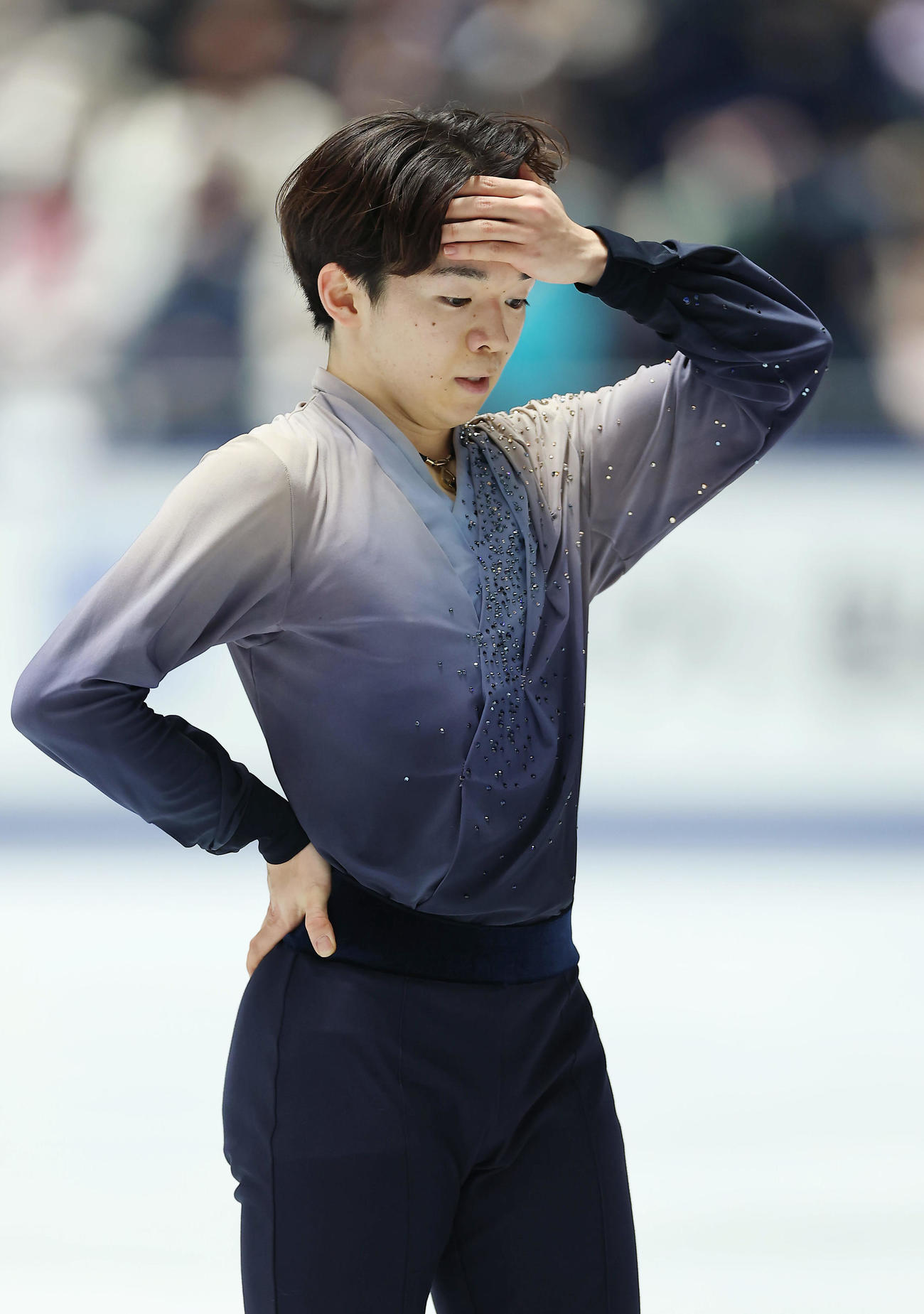 男子フリーの演技を終え、頭を抱える鍵山（撮影・前田充）
