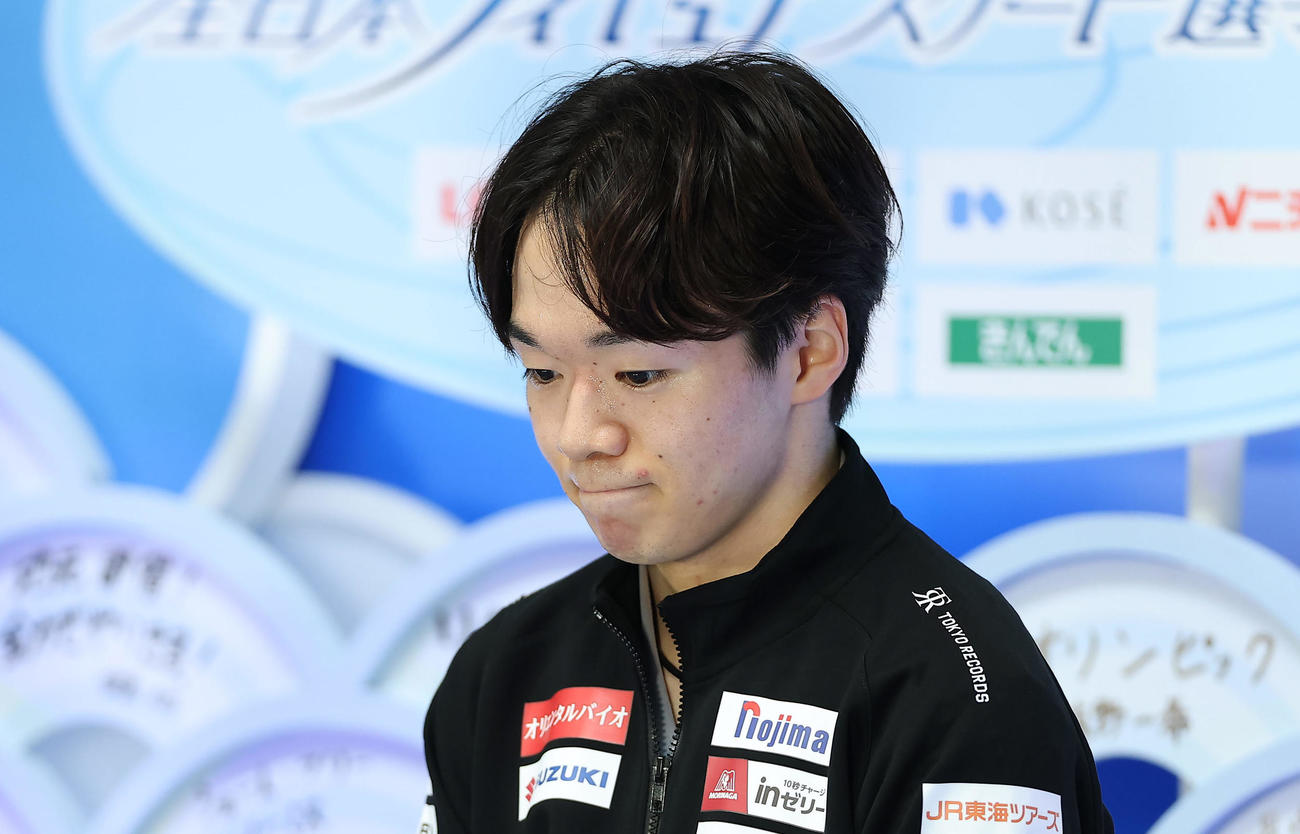 得点を確認し、優勝を決めるも唇をかむ鍵山（撮影・前田充）
