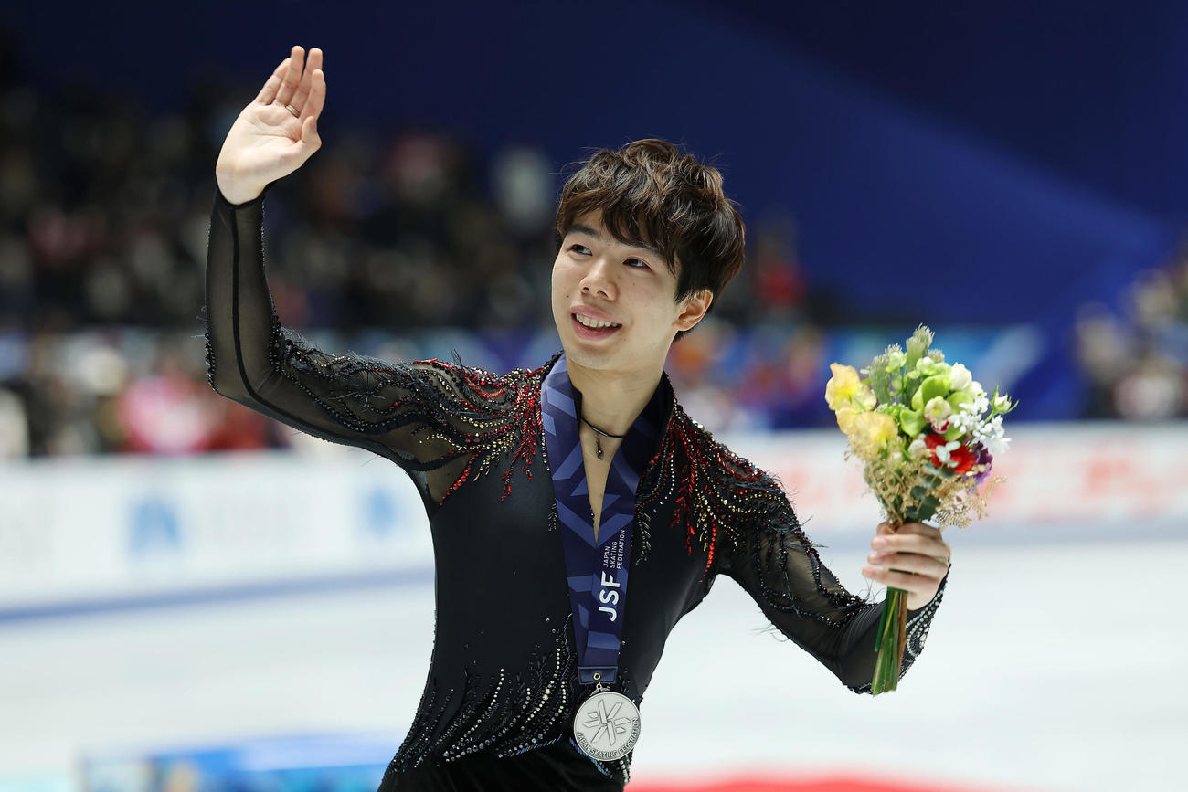 2位となり笑顔でファンに手を振る佐藤（撮影・前田充）