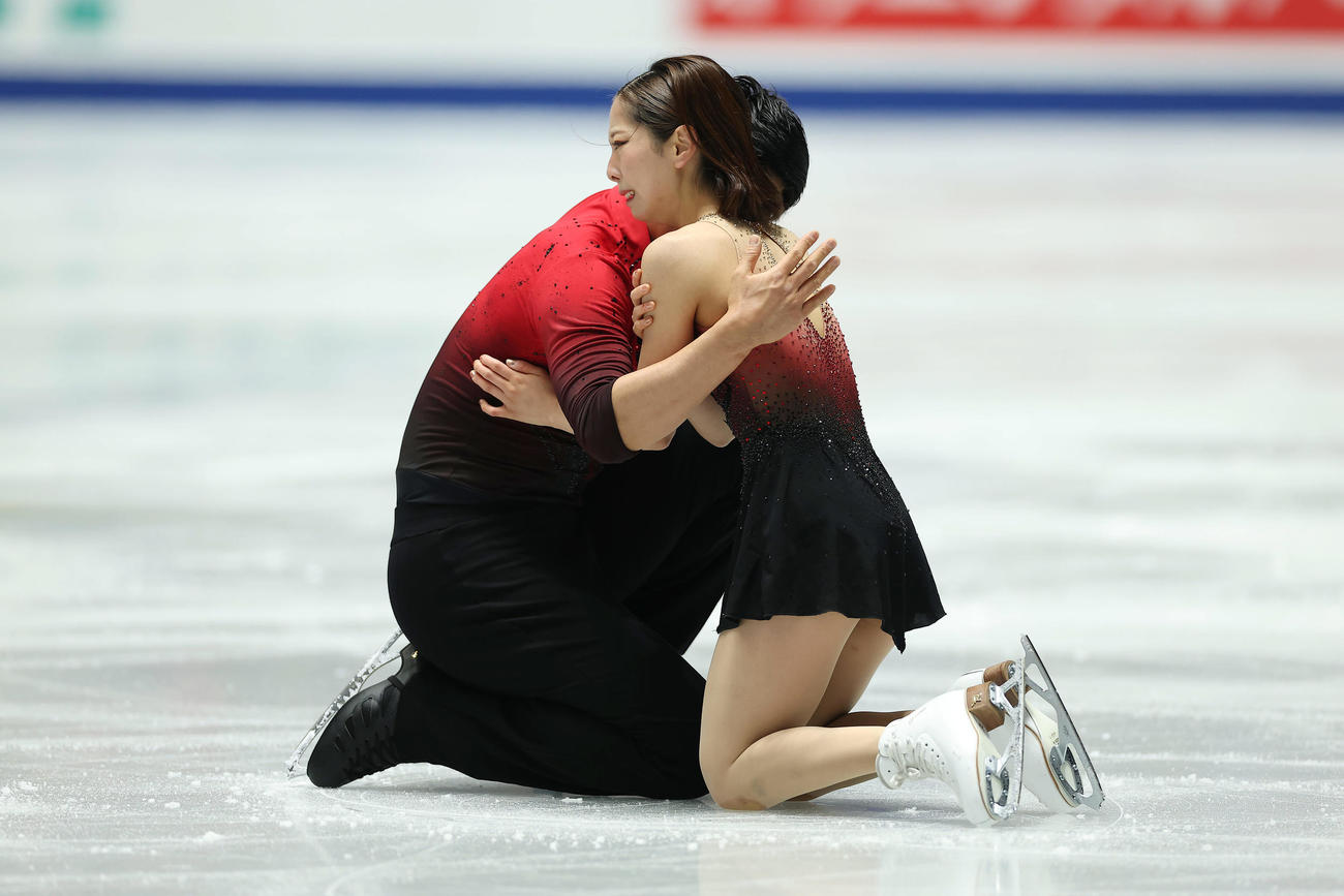ペアSPの演技を終え、肩をおさえて抱き合う三浦（右）、木原組（撮影・前田充）