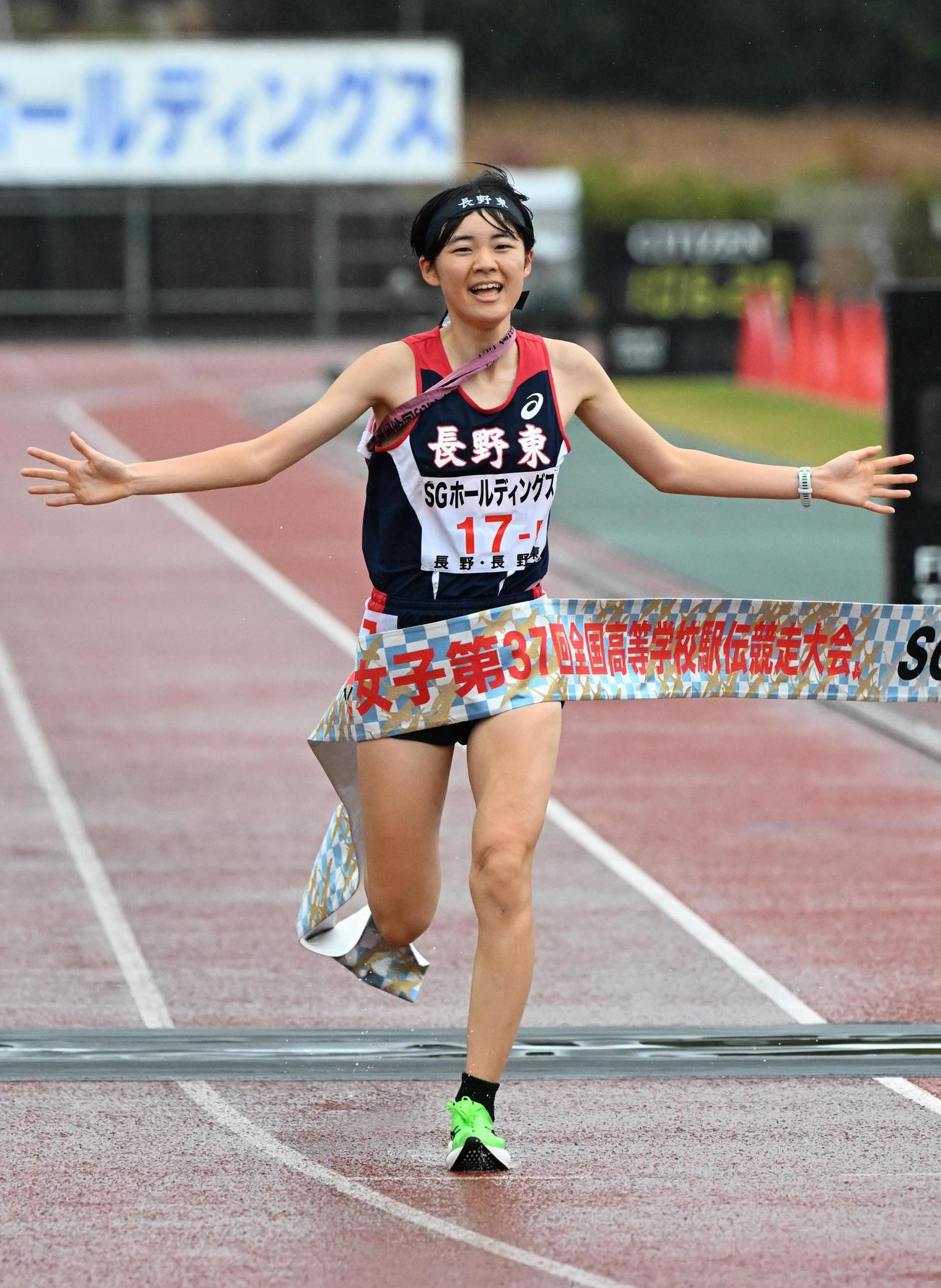全国高校駅伝　女子の部を制した長野東アンカーの今井玲那（撮影・石井愛子）＝2025年12月21日、たけびしスタジアム京都
