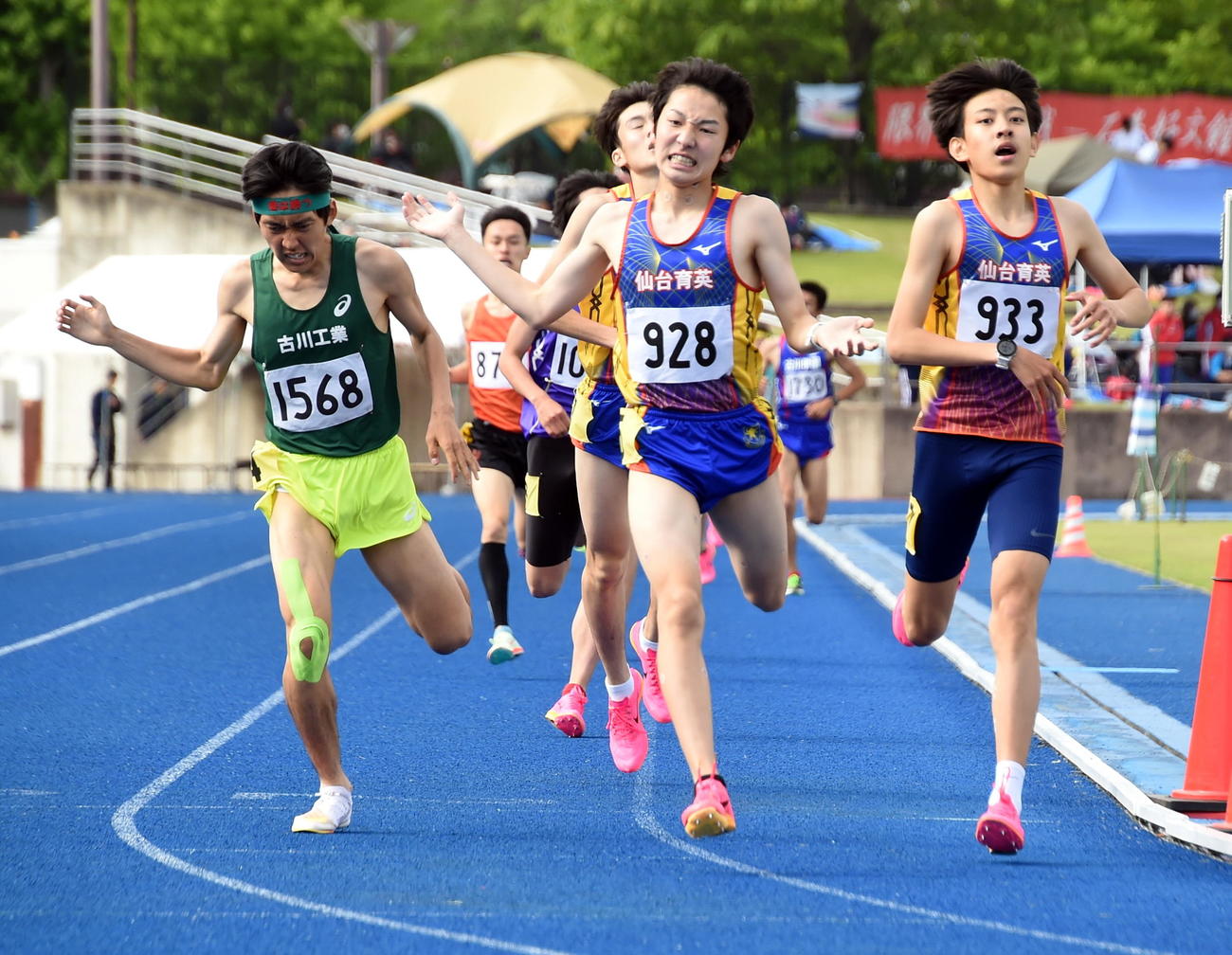 男子1500メートルで優勝した仙台育英・菅野（中央）と2位の同簡子傑（右）。左は3位の古川工・酒井（撮影・山田愛斗）
