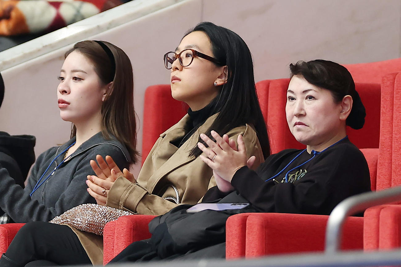 フィギュア全日本選手権を観戦する、左から松田悠良さん、浅田真央さん、伊藤みどりさん（撮影・前田充）