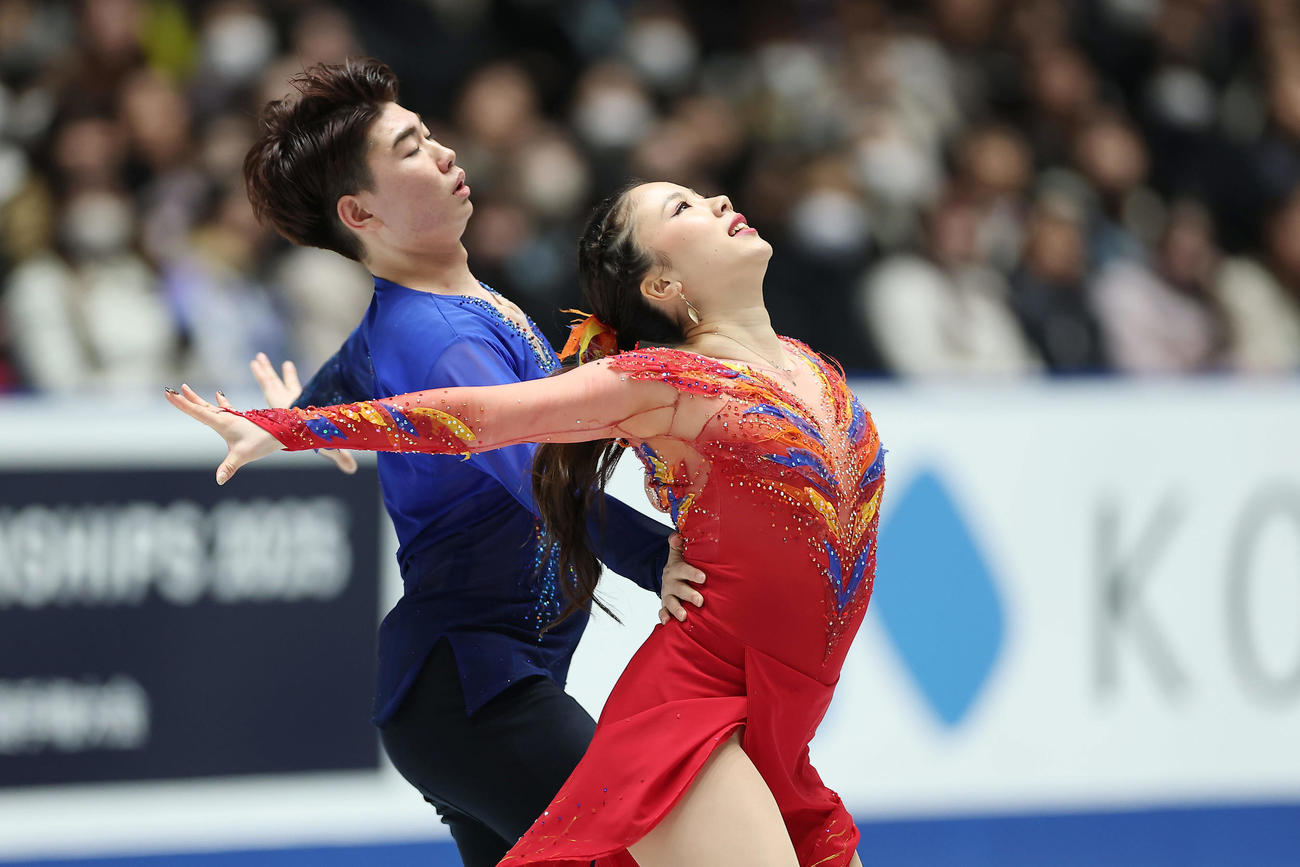 フリーダンスで演技する吉田（左）、森田組（撮影・前田充）