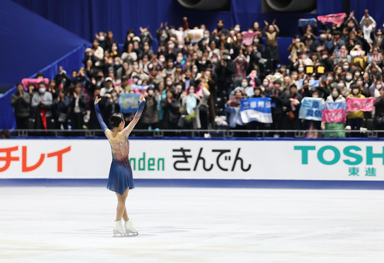 女子フリーの演技を終え、観客の拍手に包まれる三原（撮影・前田充）