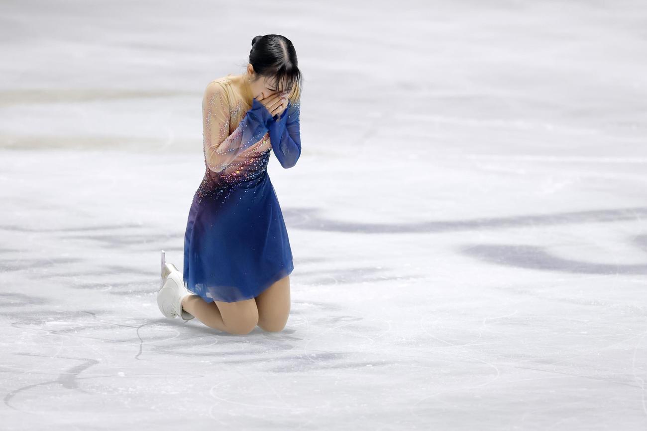 女子フリーの演技を終え、感極まる三原舞依＝国立代々木競技場（共同）