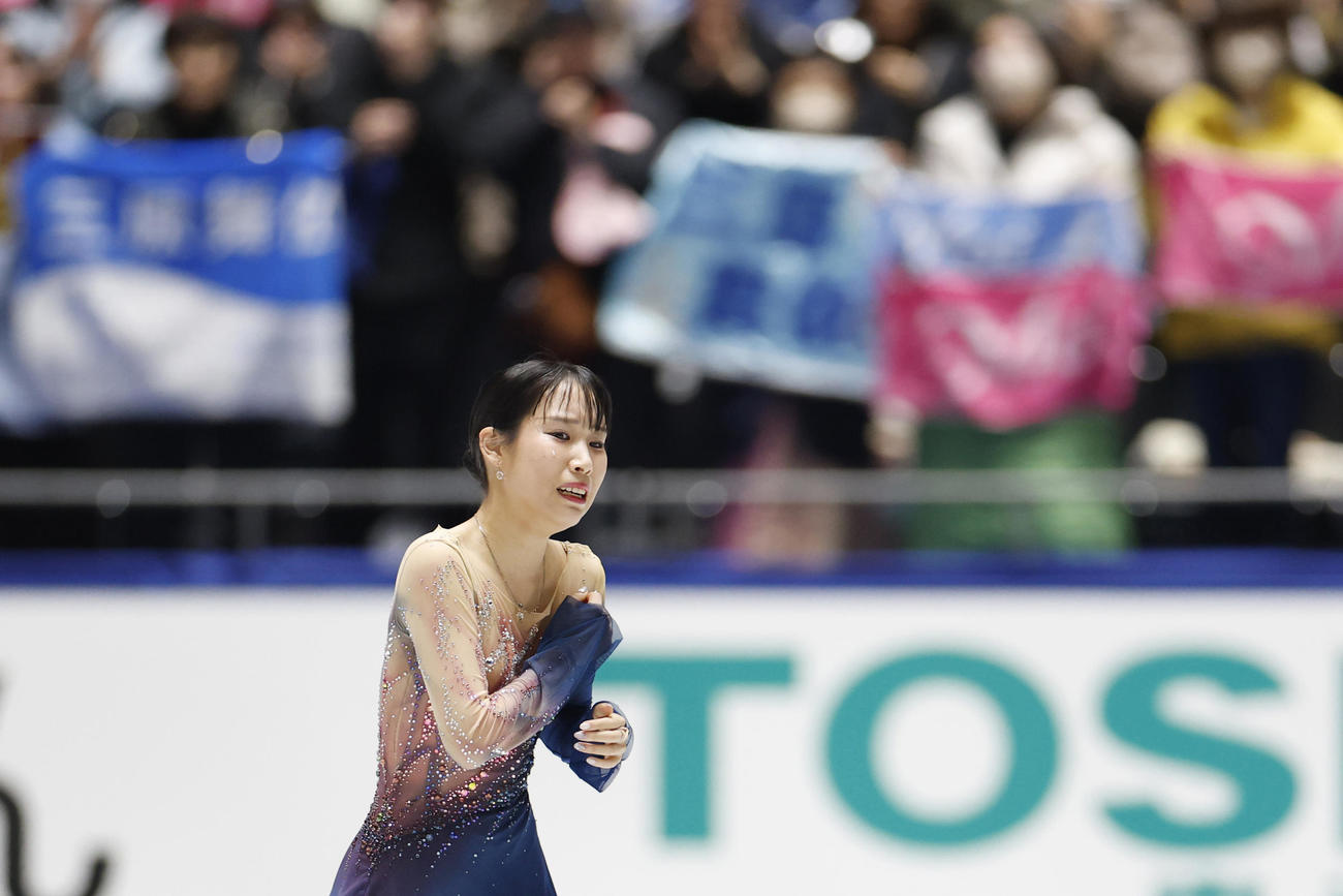 女子フリーの演技を終え、感極まる三原舞依＝国立代々木競技場（共同）