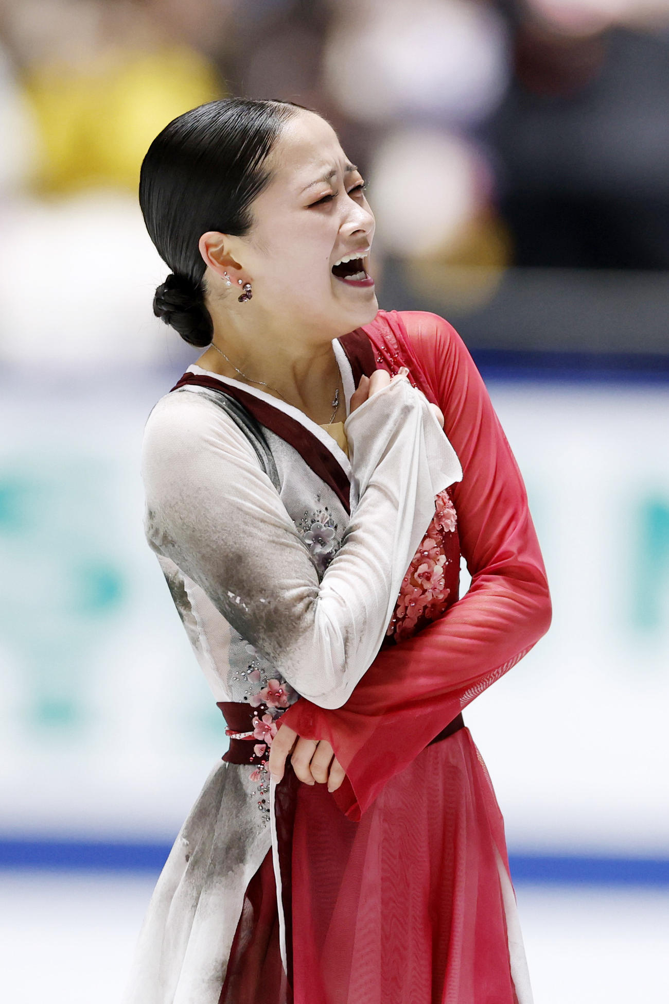 女子フリーの演技を終え、感極まる渡辺倫果＝国立代々木競技場（共同）