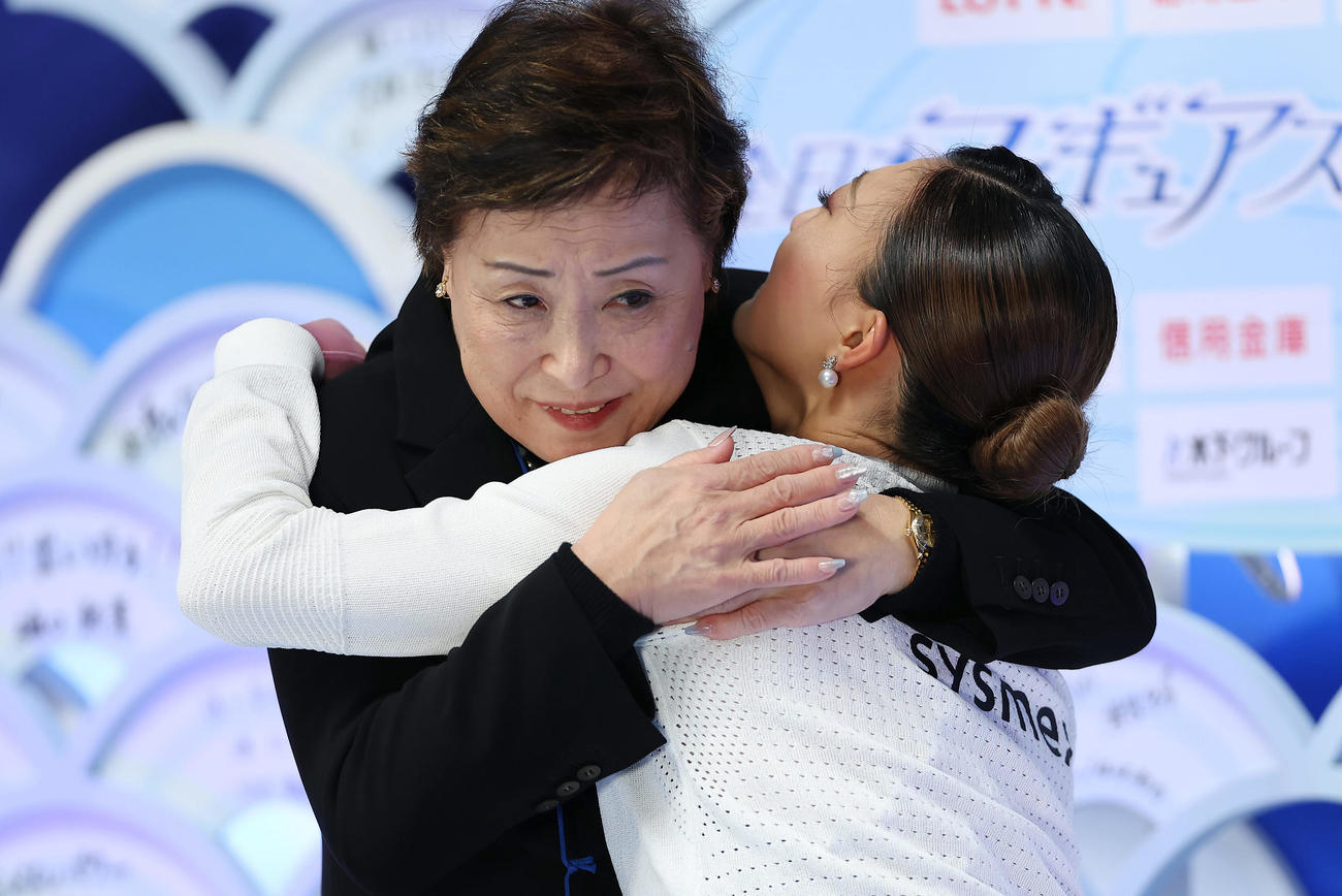 得点を確認し、抱き合って喜ぶ坂本（右）と中野コーチ（撮影・前田充）