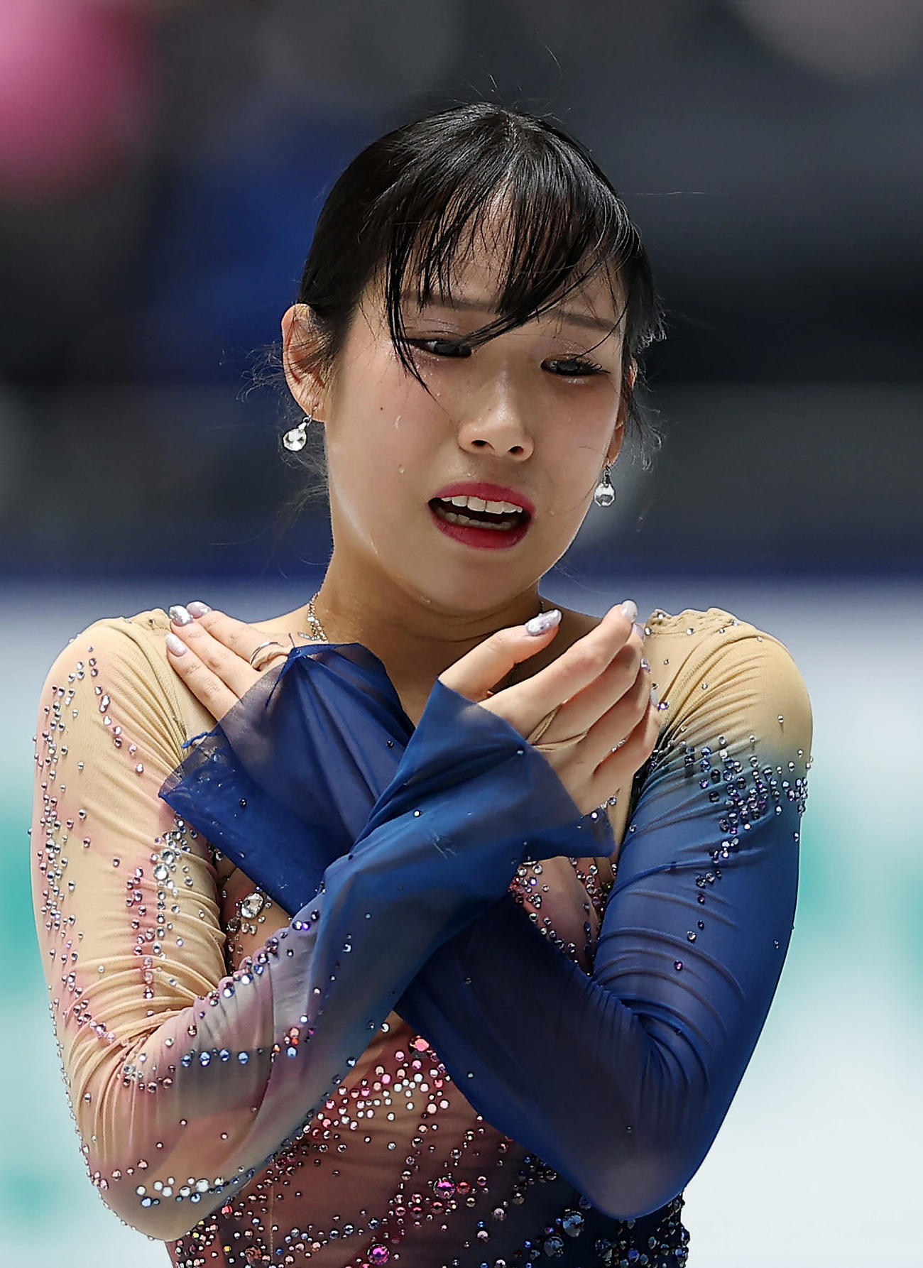 女子フリーの演技を終え涙を流す三原（撮影・前田充）