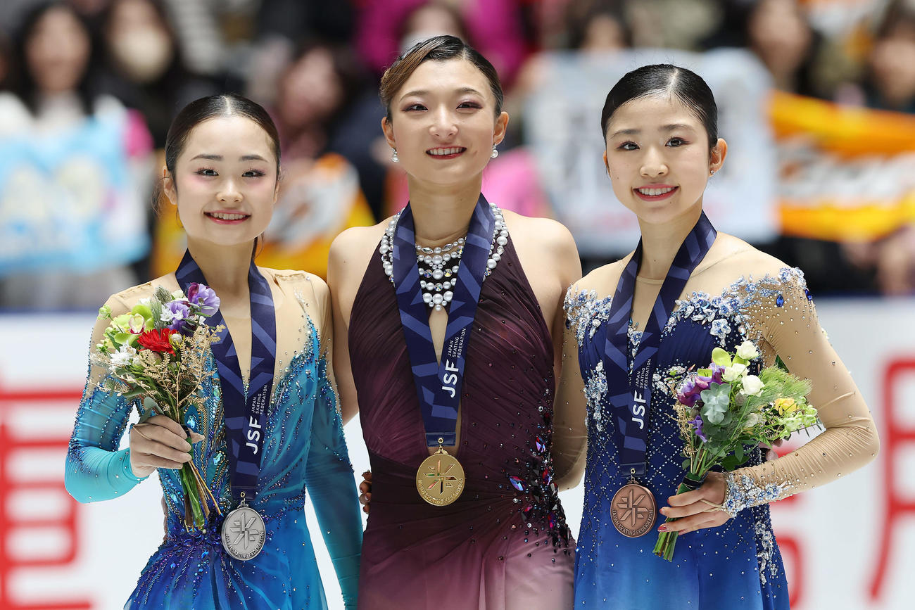 全日本選手権5連覇を達成した坂本（中央）。左は2位の島田、右は3位の千葉（撮影・前田充）