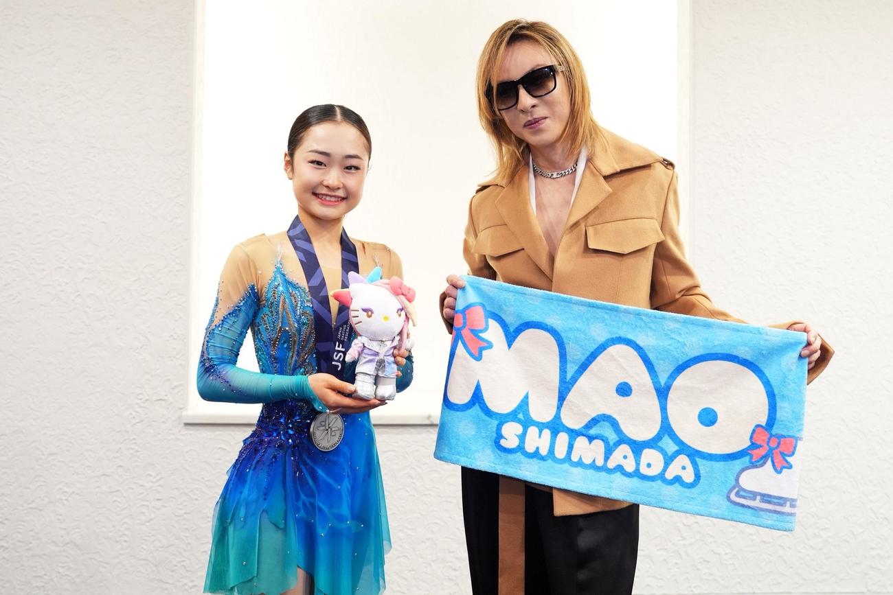 サプライズ応援した島田麻央（左）のタオルを持って記念撮影するYOSHIKI（JMA提供）