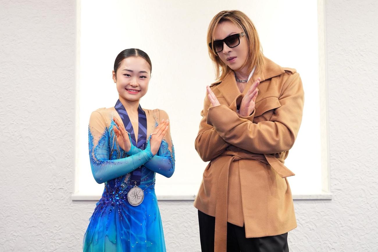 サプライズ応援した島田麻央（左）とXポーズで記念撮影するYOSHIKI（JMA提供）