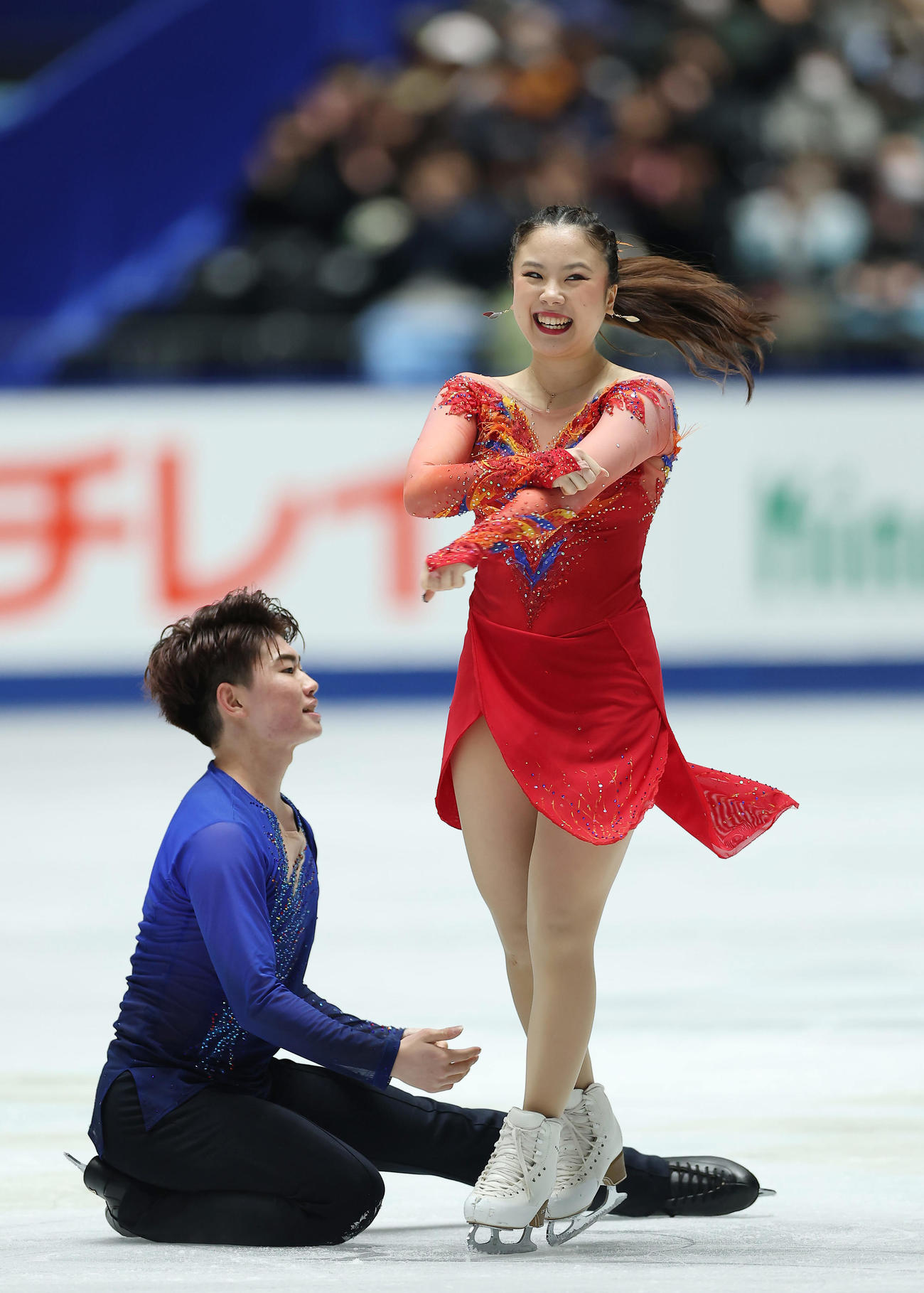 フリーダンスの演技を終えガッツポーズする吉田（右）、森田組（撮影・前田充）