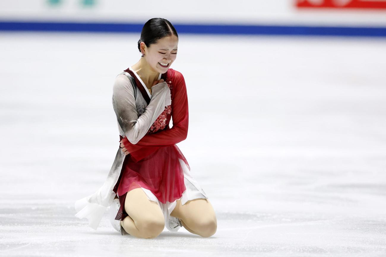 女子フリーの演技を終え、感極まる渡辺倫果＝国立代々木競技場（共同）