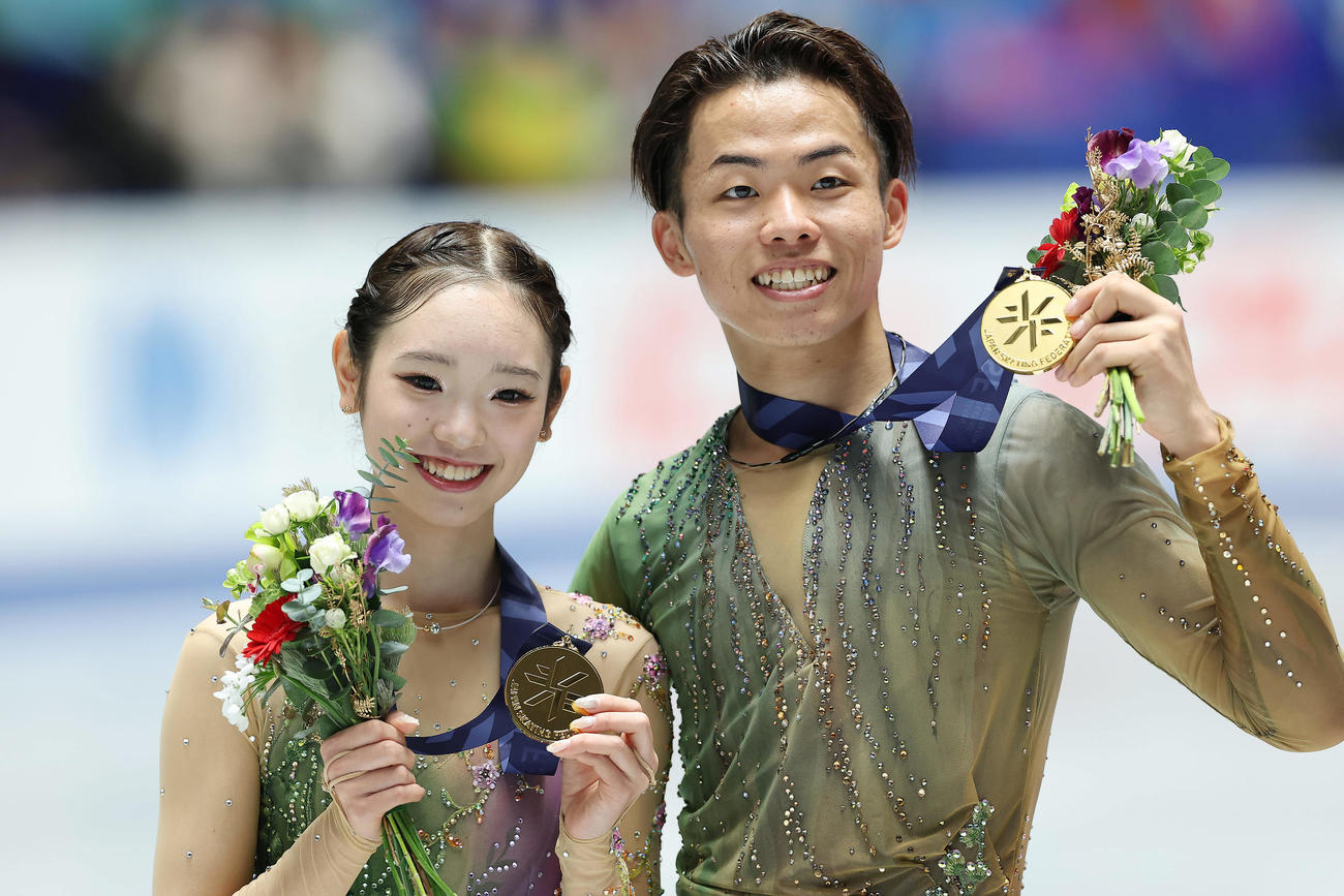 ペアで優勝しメダルを手に笑顔の長岡（左）、森口組（撮影・前田充）