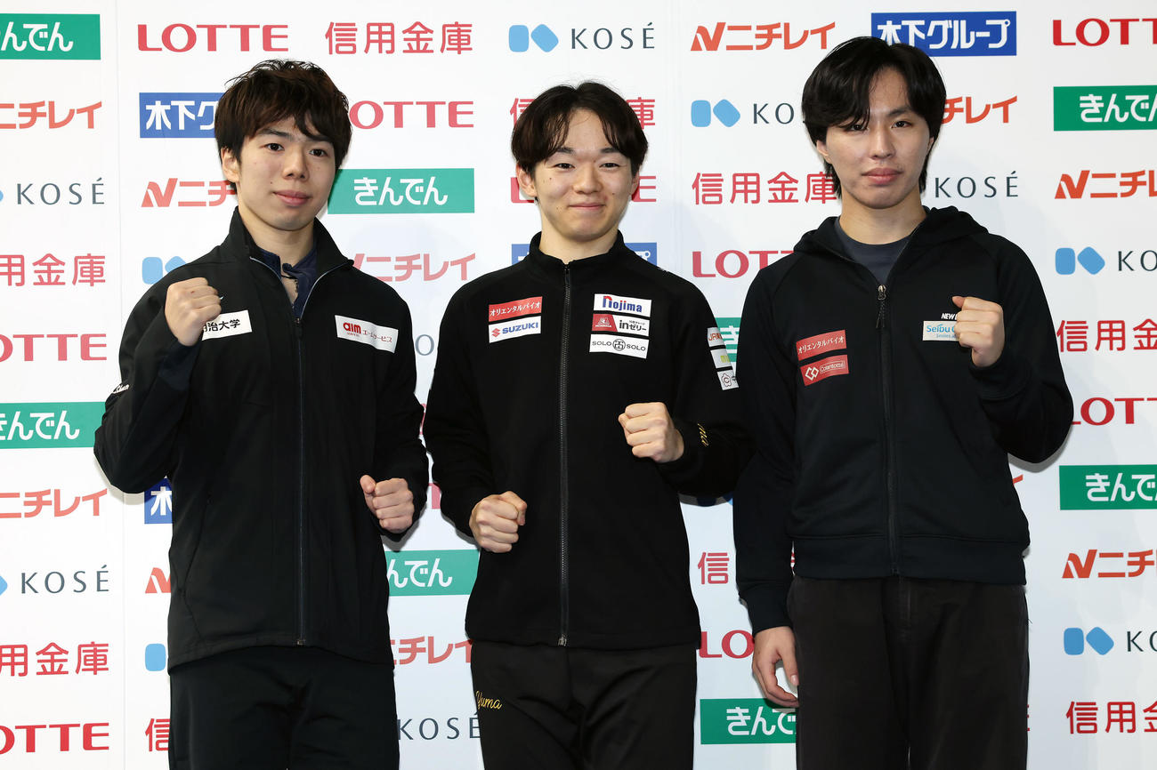 フォトセッションで笑顔でポーズをとる、左から2位の佐藤、優勝の鍵山、3位の三浦（2025年12月20日撮影）