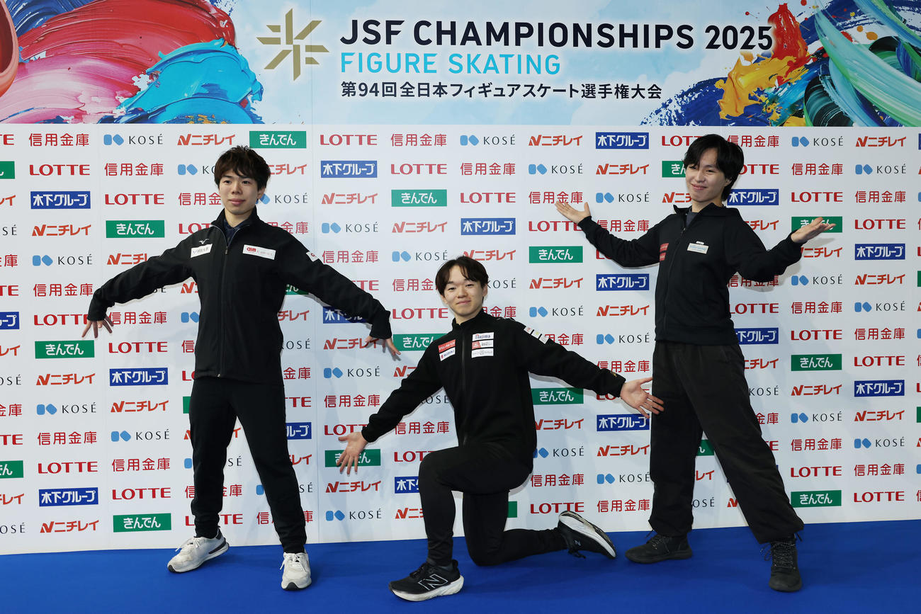フォトセッションで笑顔でポーズを決める、左から2位の佐藤、優勝の鍵山、3位の三浦（2025年12月20日撮影）