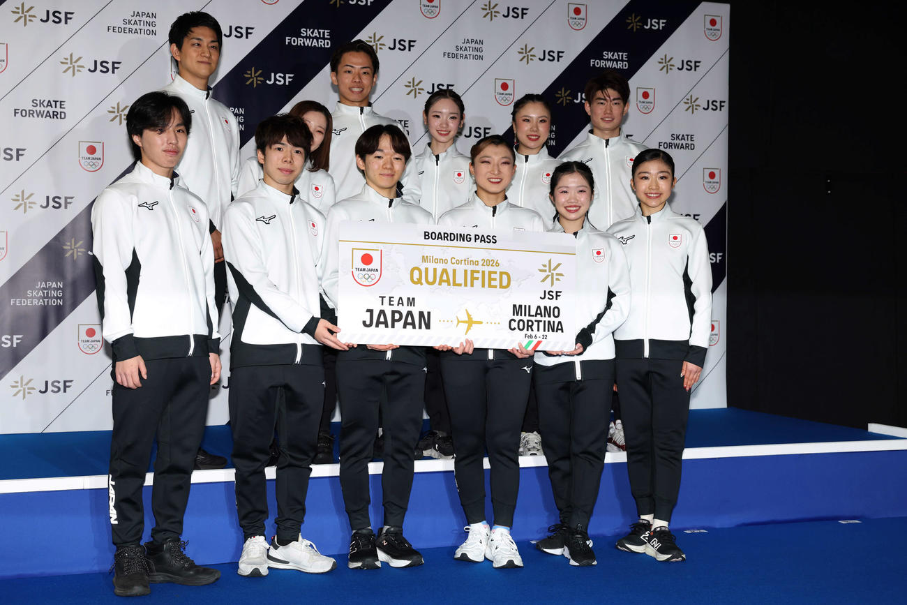 ミラノ・コルティナ五輪代表に選ばれた選手たち。前列左から三浦、佐藤、鍵山、坂本、中井、千葉。後列左から木原、三浦、森口、長岡、吉田、森田（撮影・前田充）