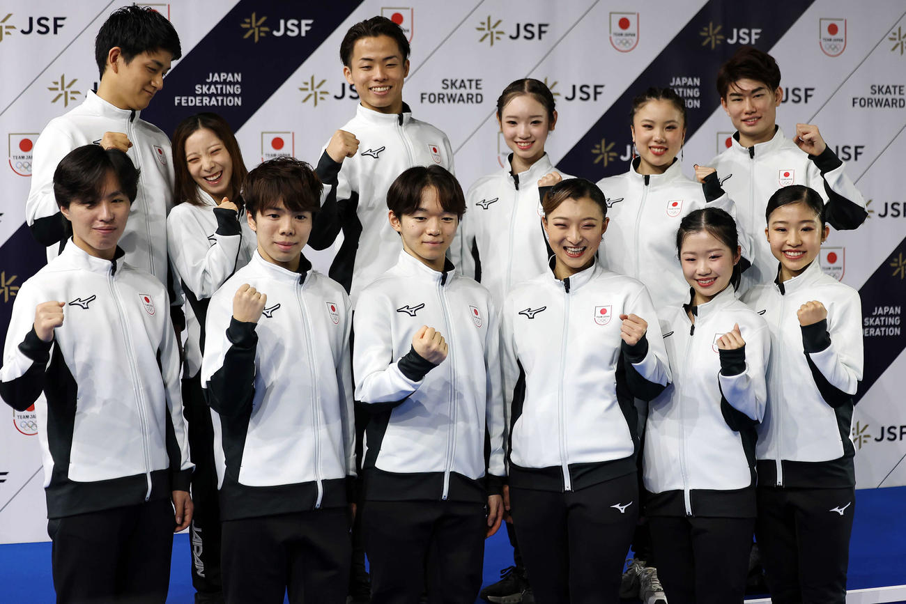 ミラノ・コルティナ五輪代表に選ばれ、笑顔でガッツポーズする選手たち。前列左から三浦、佐藤、鍵山、坂本、中井、千葉。後列左から木原、三浦、森口、長岡、吉田、森田（撮影・前田充）