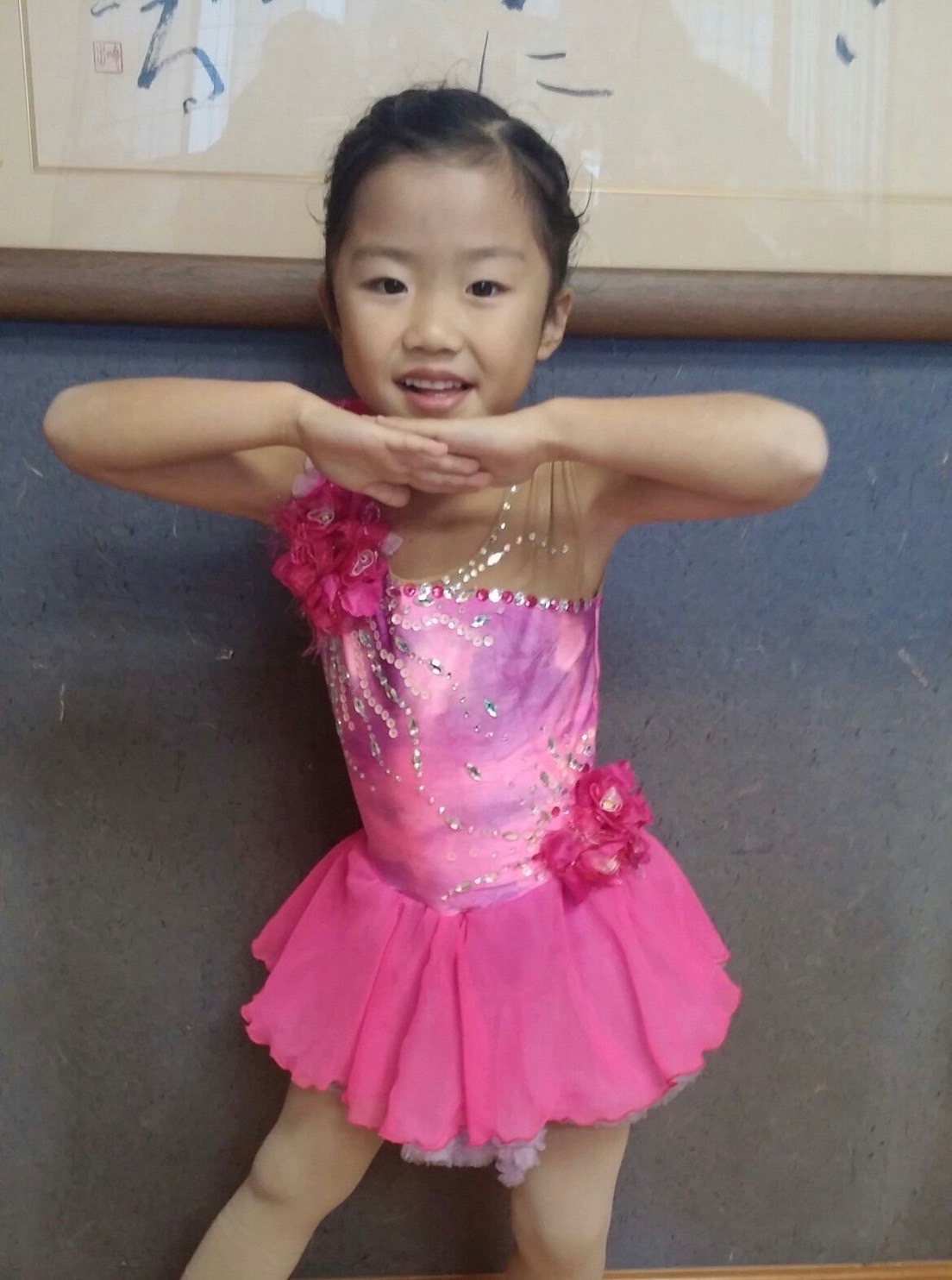 ポーズを決めて写真に納まる幼少期の中井（本人提供）