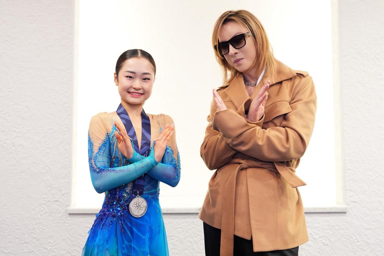 サプライズ応援した島田麻央（左）とXポーズで記念撮影するYOSHIKI（JMA提供）