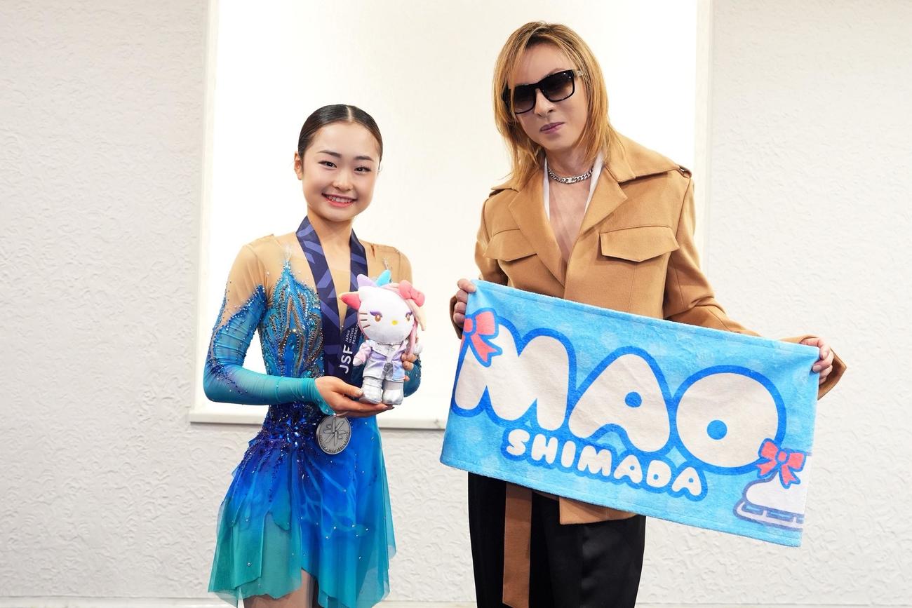 サプライズ応援した島田麻央（左）のタオルを持って記念撮影するYOSHIKI（JMA提供）