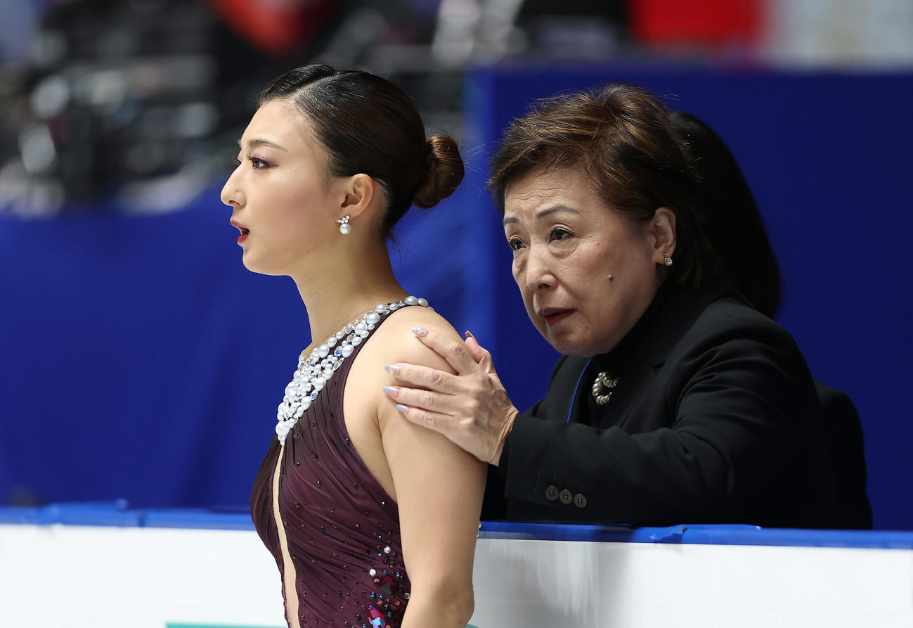 女子フリーの演技に臨む坂本（左）と送り出す中野コーチ（撮影・前田充）