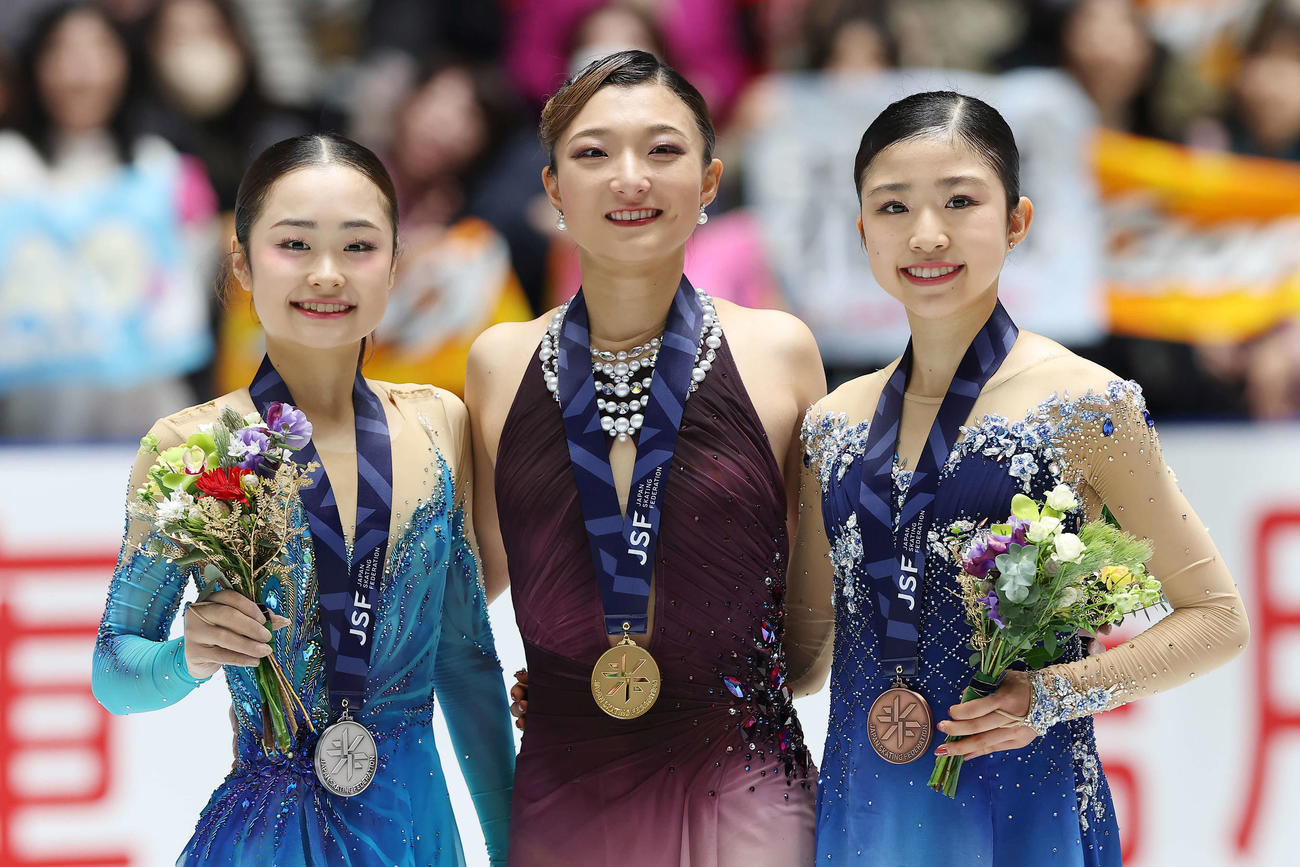 全日本選手権5連覇を達成した坂本（中央）。左は2位の島田、右は3位の千葉（撮影・前田充）
