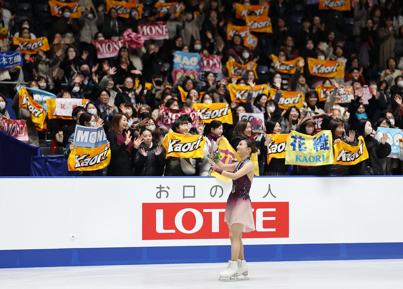 全日本選手権5連覇でミラノ・コルティナ五輪代表を決めファンの声援に応える坂本（撮影・前田充）