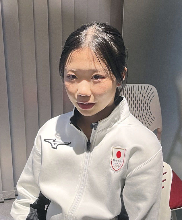 全日本選手権閉幕から一夜明け、取材に応じる中井亜美（共同）