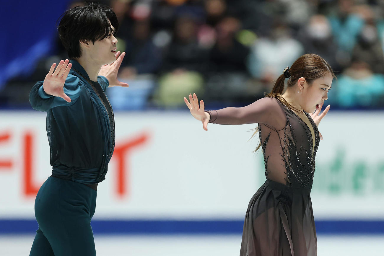 フリーダンスで演技する紀平（右）、西山組（2025年12月撮影）