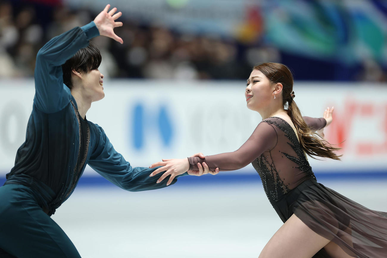 フリーダンスで演技する紀平（右）、西山組（2025年12月撮影）