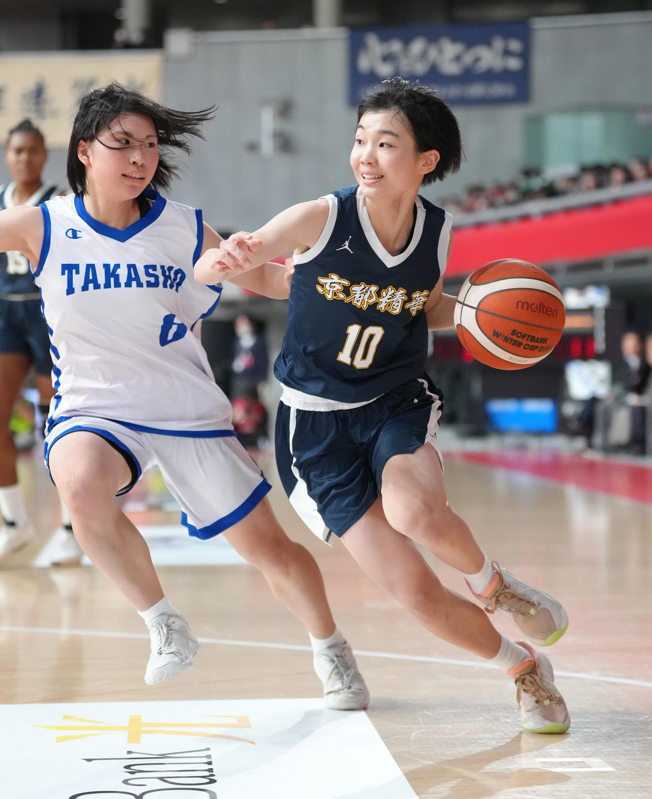 高崎商対京都精華学園　第1Q、攻め込む京都精華学園の吉田（右）（撮影・足立雅史）